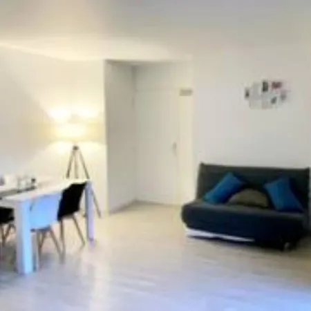 7 People, 5 Minutes Paris, Metro, Parking Apartment *