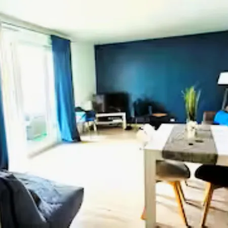 7 People, 5 Minutes Paris, Metro, Parking Apartment *